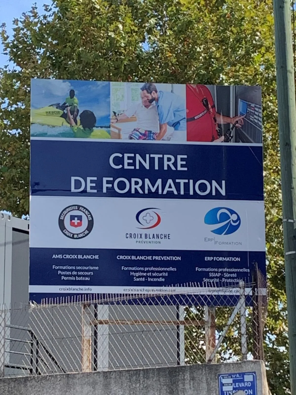 Le panneau du centre de formation AMS Croix Blanche, boulevard Tisseron.