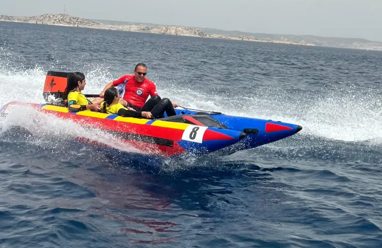 Une embarcation de sauvetage file sur la mer avec son équipage.