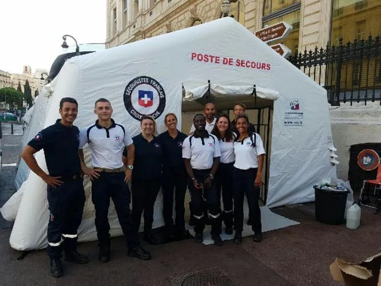 L'équipe de secouristes en tenue devant la tente du poste de secours, lors d'un feu d'artifice à Marseille.