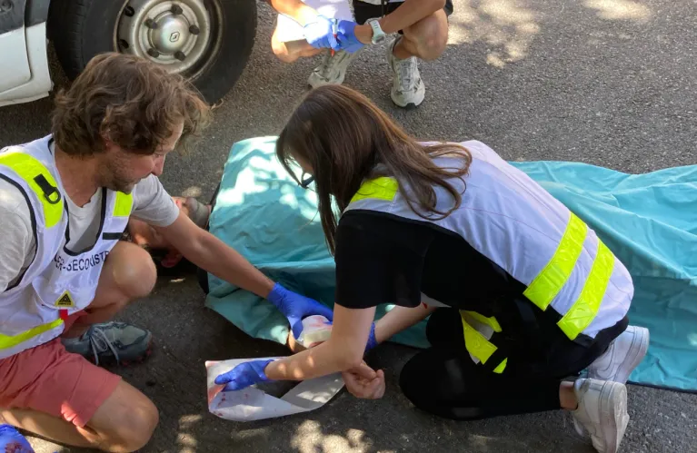 Des stagiaires en gilet jaune s'occupent d'une victime lors d'un exercice.